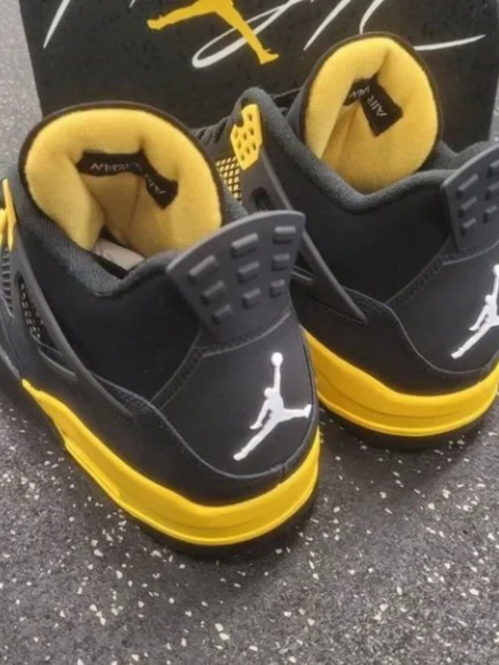 Nike Air Jordan 4 Retro Thunder 2023 - Picture 8 of 8
